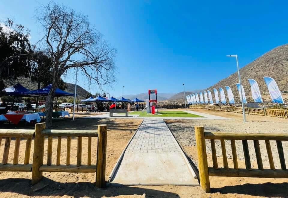 Obra exterior ejecutada en valle con senderos, cierres y areas publicas